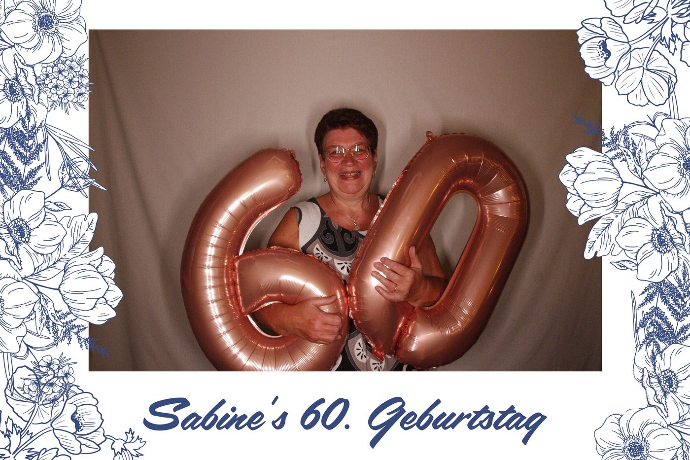 Fotobox-Ausdruck: Geburtstagskind mit großen Folienballons in Form einer 60.