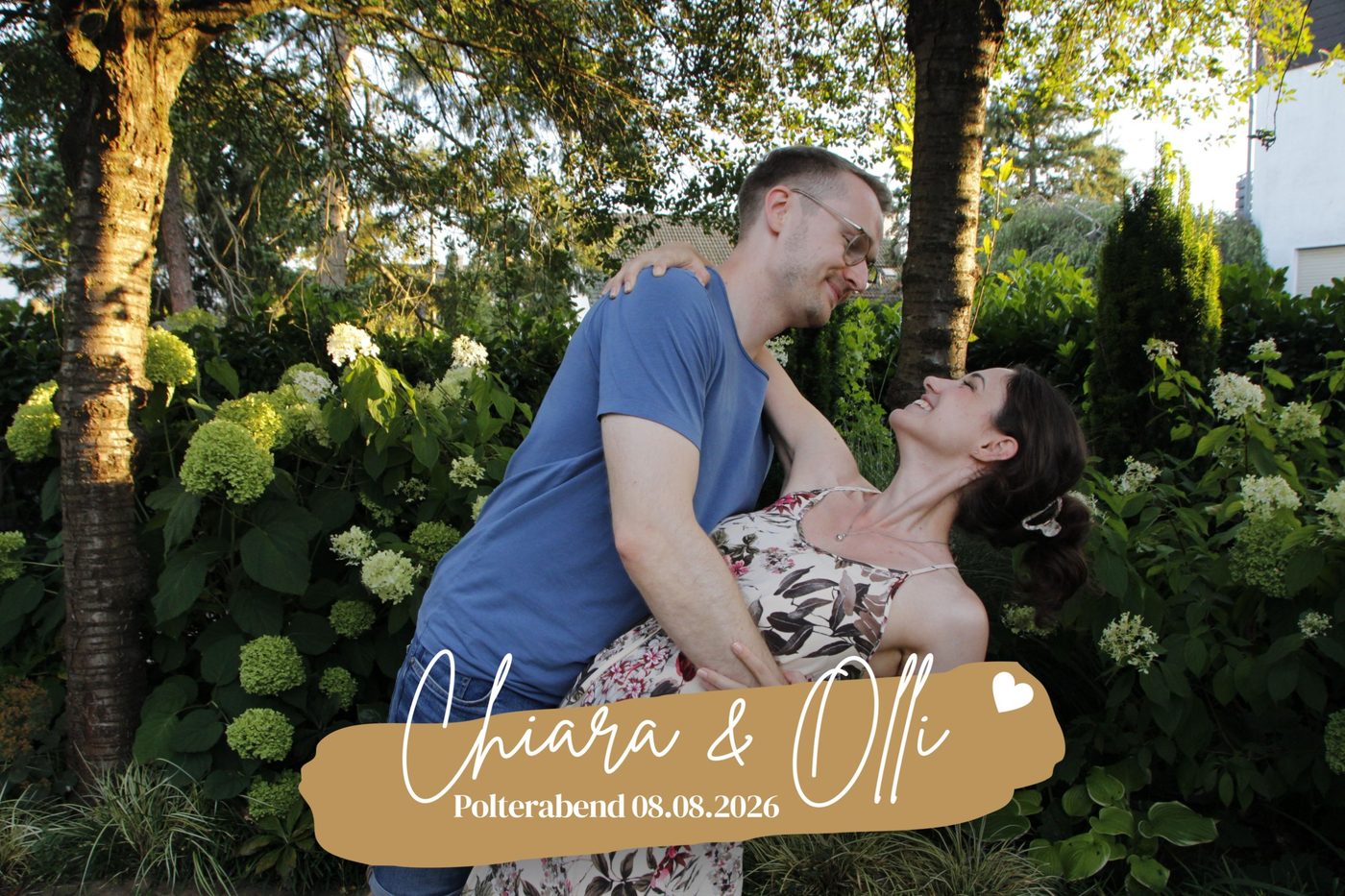 Fotobox-Ausdruck vom Polterabend: Paar im Garten im Tanzschritt, mit individuellem Namensrahmen.
